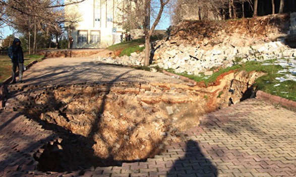 Gaziantep’te depremin etkisiyle üç dev çukur oluştu